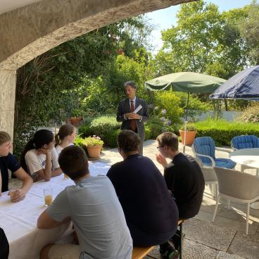 Schüler sprechen mit dem österreichschem Botschafter