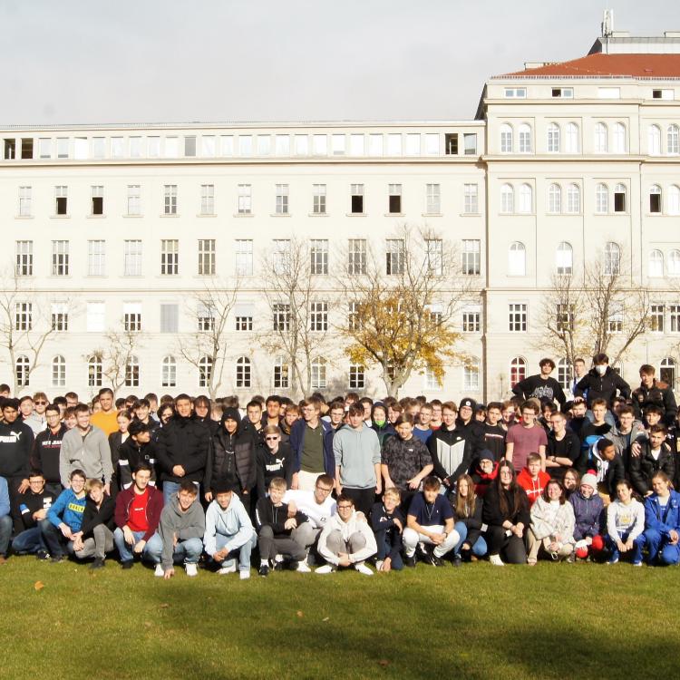 Schülerinnen und Schüler der Abteilung Elektrotechnik